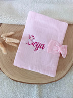 Protège carnet de santé en gaze de coton rose avec noeud - personnalisable -