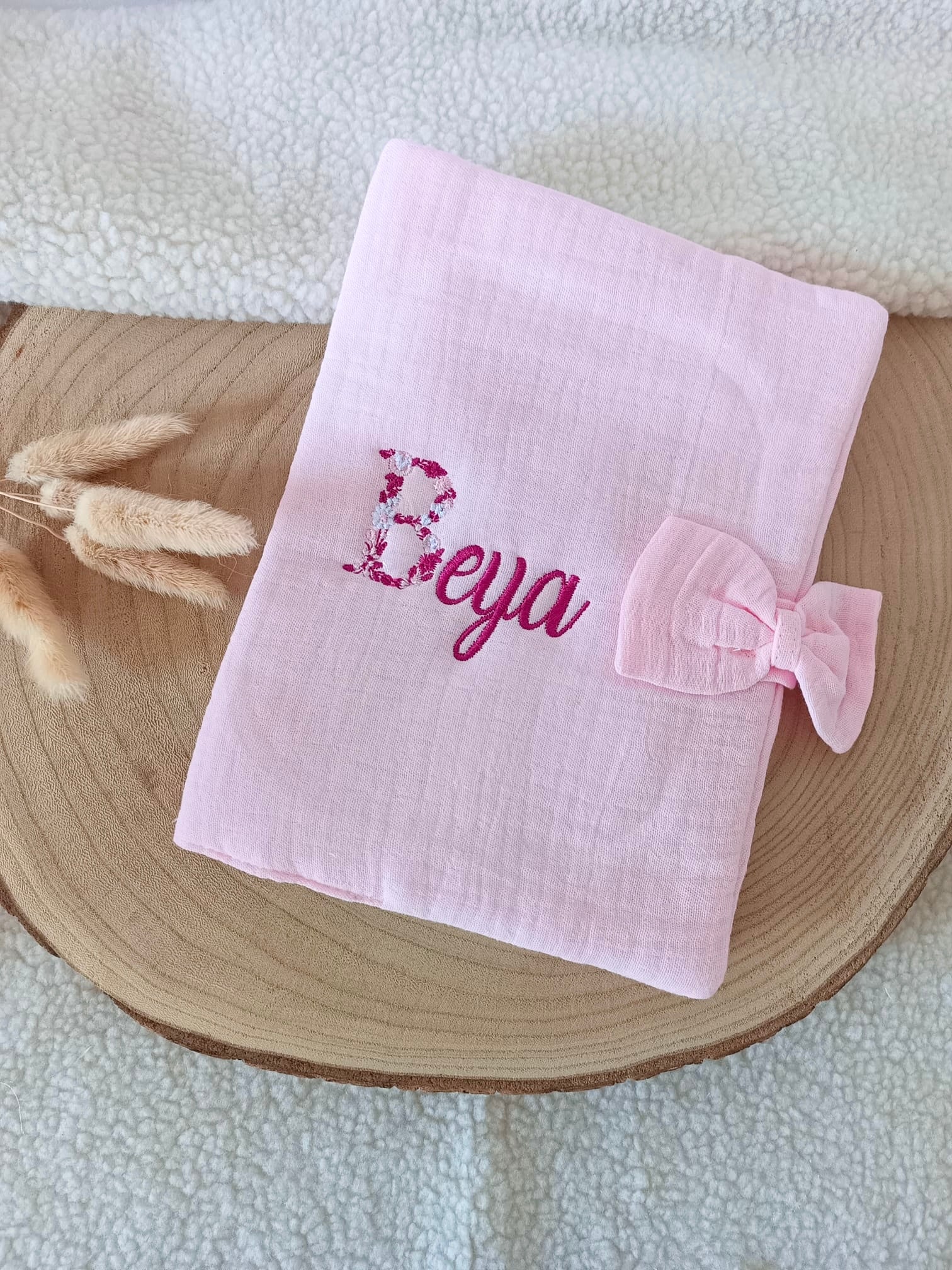 Protège carnet de santé en gaze de coton rose avec noeud - personnalisable -