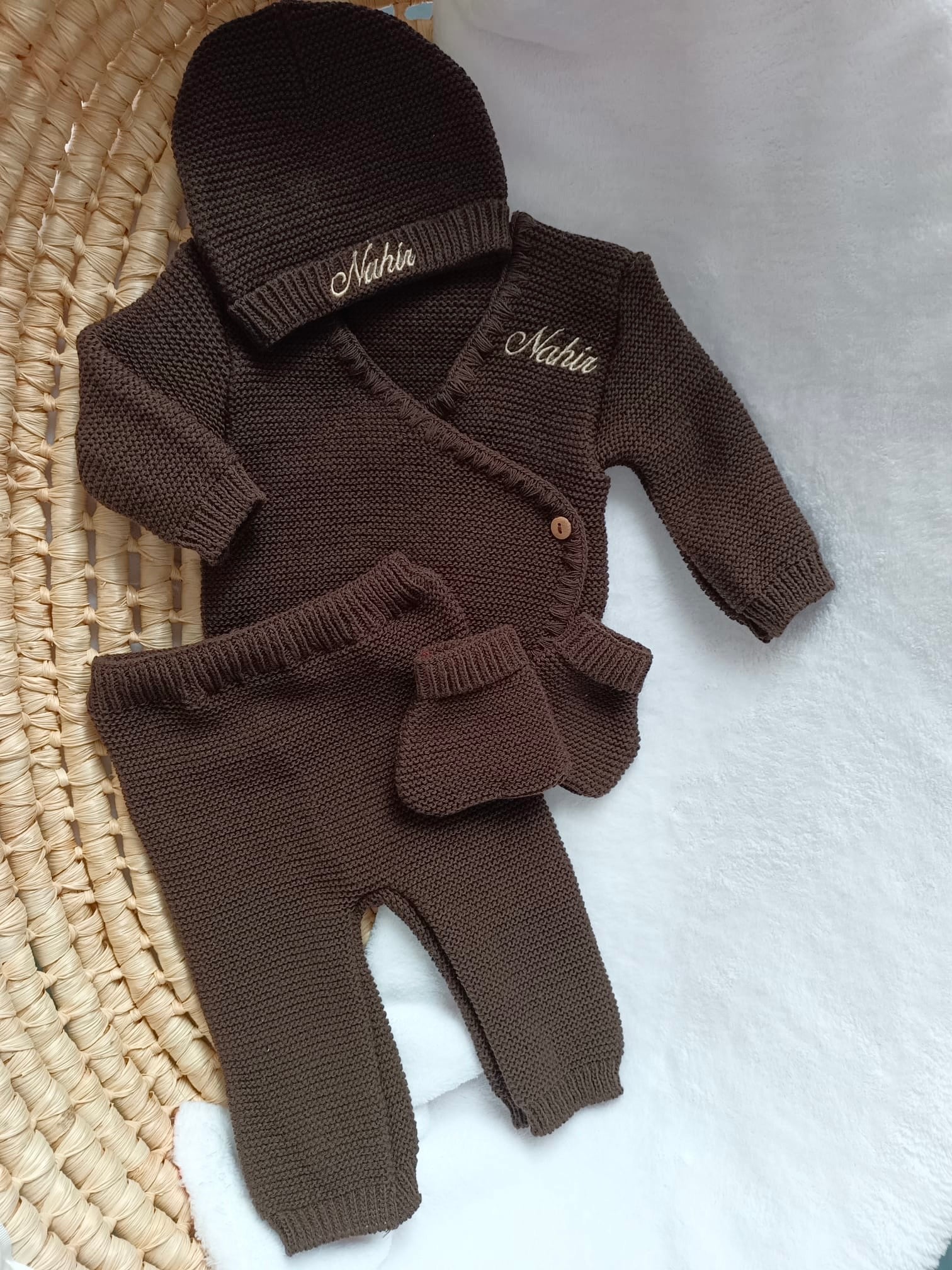 Tenue naissance 0/3 mois en maille marron - personnalisable