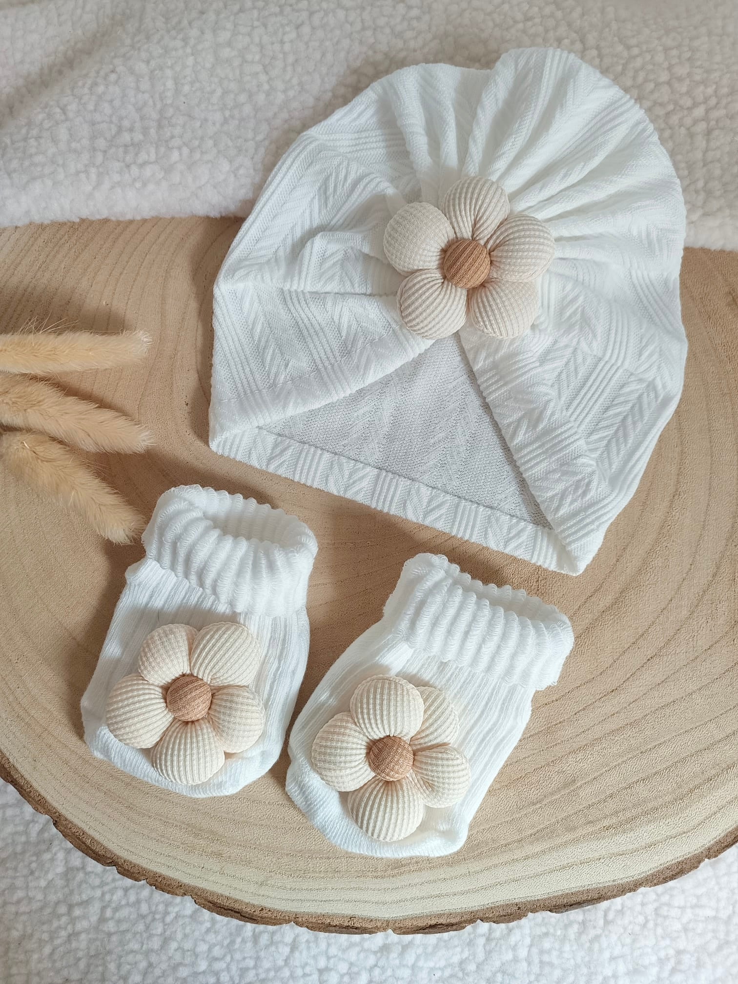 Turban blanc fleurs beige + chaussons assortis 0/10 mois