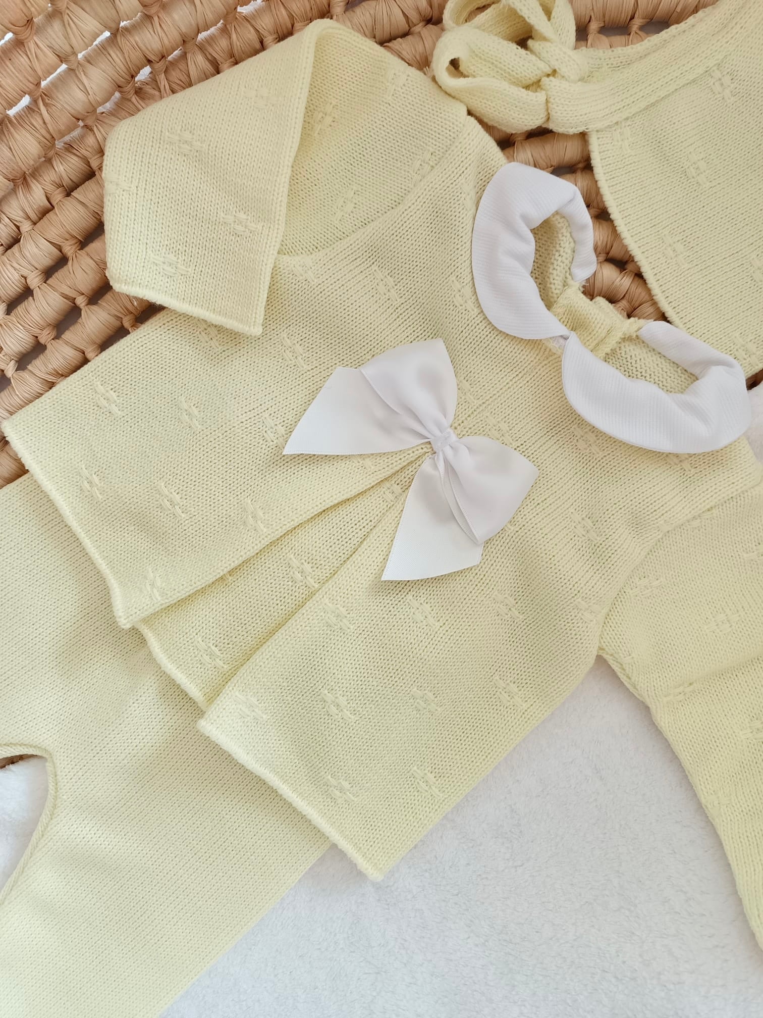 Ensemble complet jaune avec noeud satiné blanc 0/3 mois