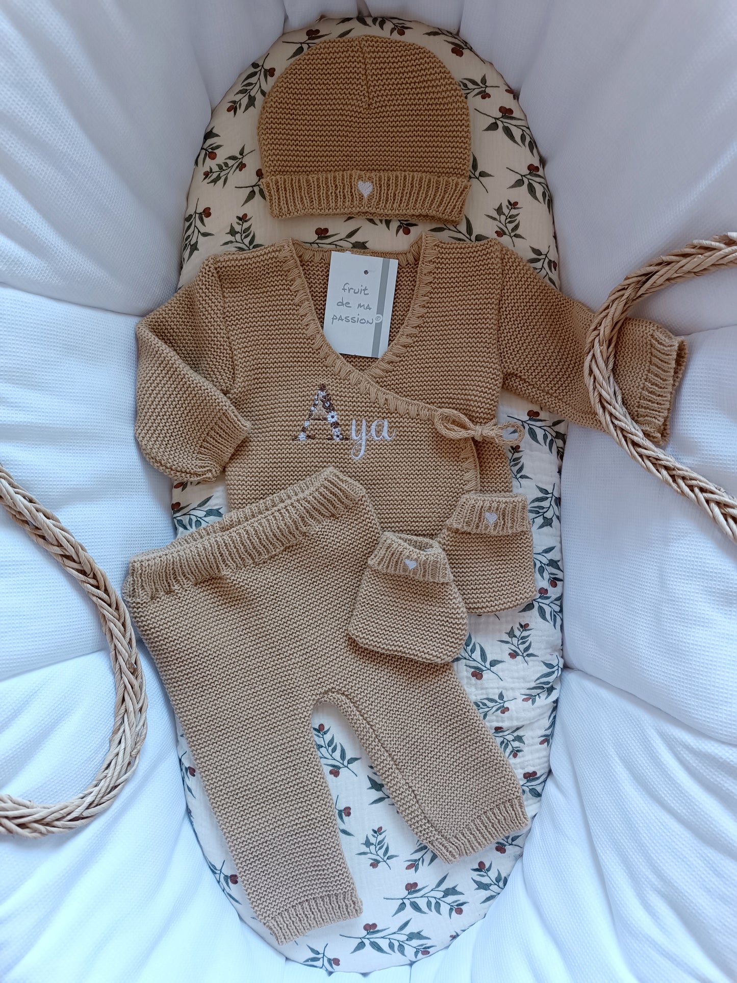 Tenue naissance camel 0/3 mois - avec Lettre Fleuries à personnaliser + coeurs - personnalisable -