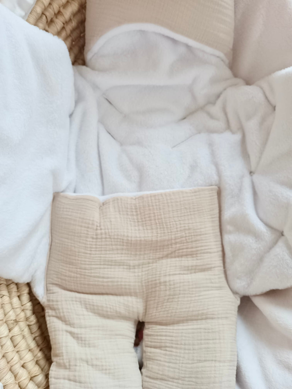 Combinaison / Nid d’ange en gaze de coton beige et polaire blanc 0/3 mois - personnalisable -