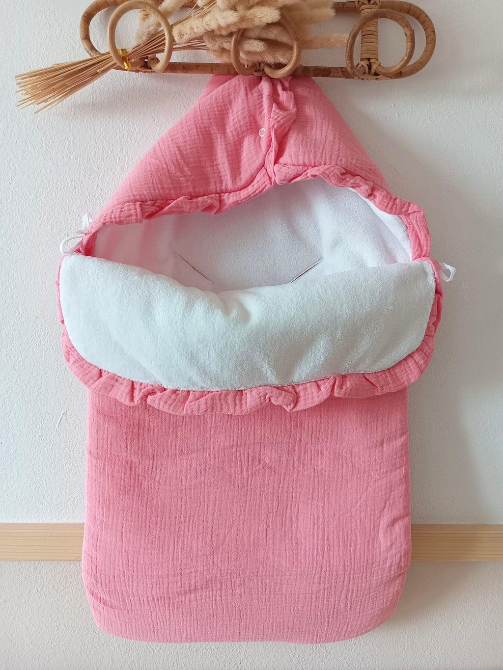 Nid d’ange en gaze de coton et polaire rose foncé
