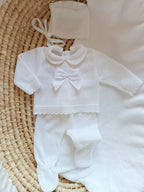 Ensemble complet naissance 0/3 mois, blanc avec détails et noeud satiné blanc