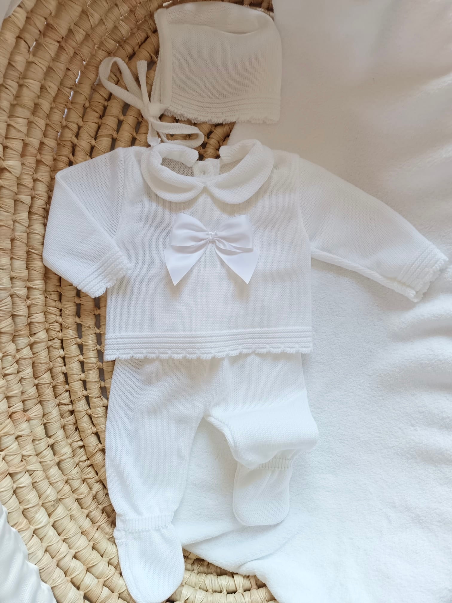 Ensemble complet naissance 0/3 mois, blanc avec détails et noeud satiné blanc