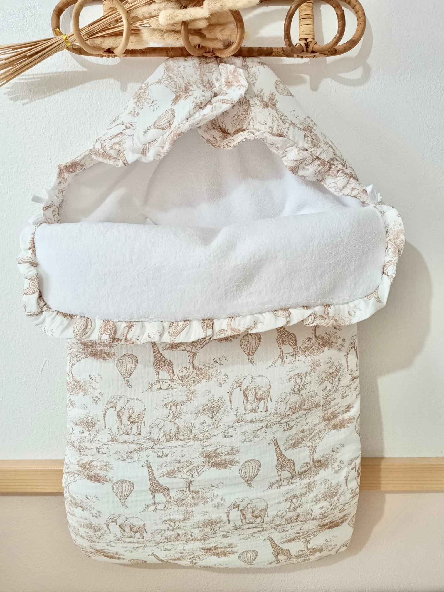 Nid d'ange en gaze de coton safari tons beige et polaire blanc