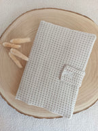 Protège carnet de santé en nid d’abeille beige - personnalisable -