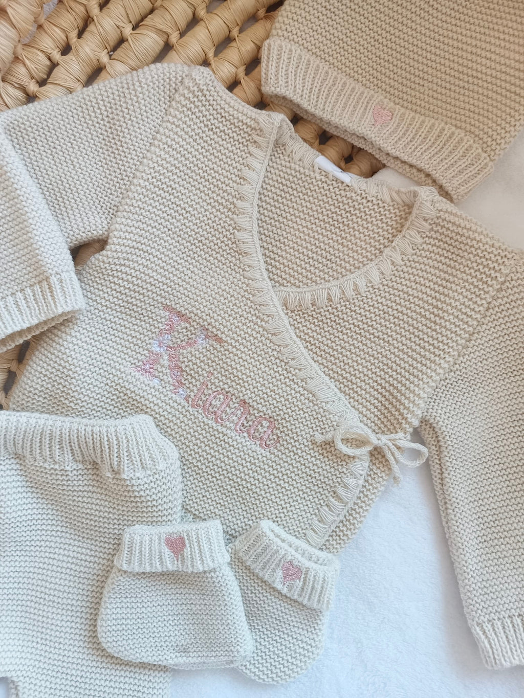 Tenue naissance beige 0/3 mois - avec Lettre Fleuries à personnaliser + coeurs - personnalisable -