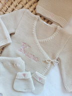 Tenue naissance beige 0/3 mois - avec Lettre Fleuries à personnaliser + coeurs - personnalisable -
