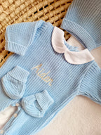 Combinaison maille bleu ciel avec col blanc - 0/3 mois - personnalisable