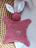 Doudou lapin avec oreilles polaire blanche gaze de coton framboise