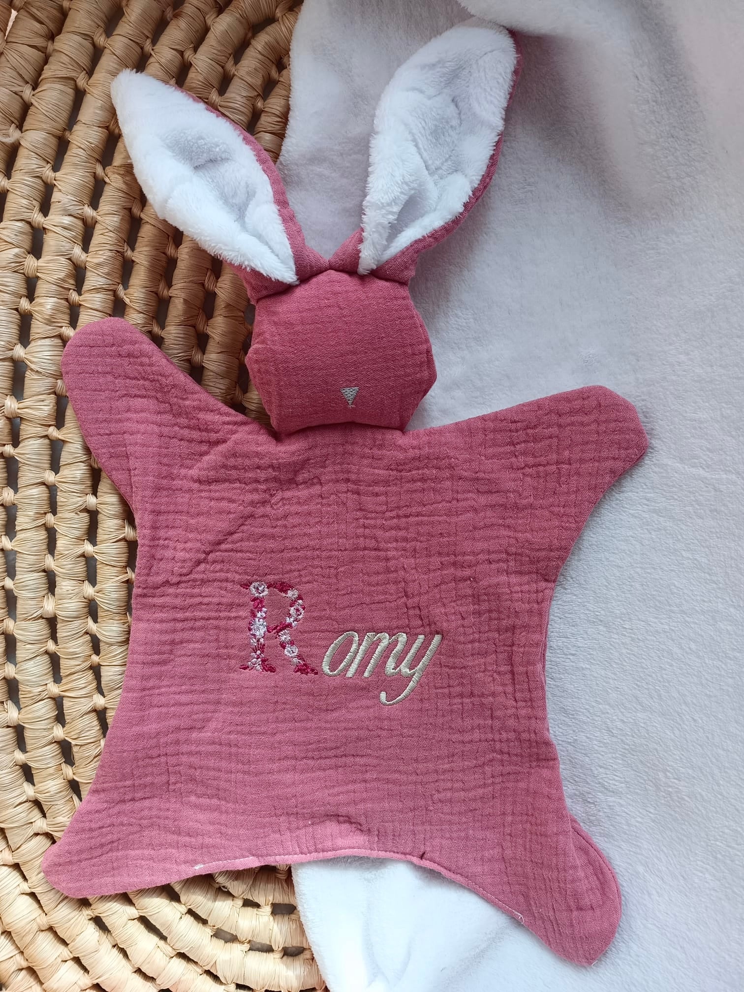 Doudou lapin avec oreilles polaire blanche gaze de coton framboise