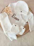 Ensemble naissance personnalisé 4 pièces en maille – lettre fleurie