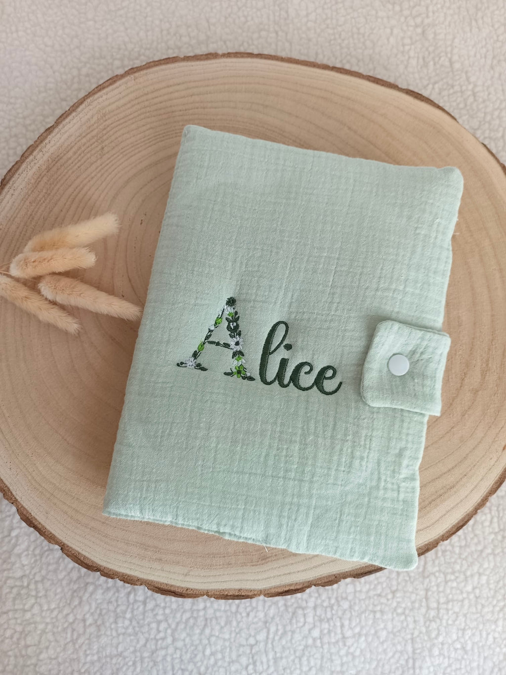 Protège carnet de santé en gaze de coton vert sauge - personnalisable -