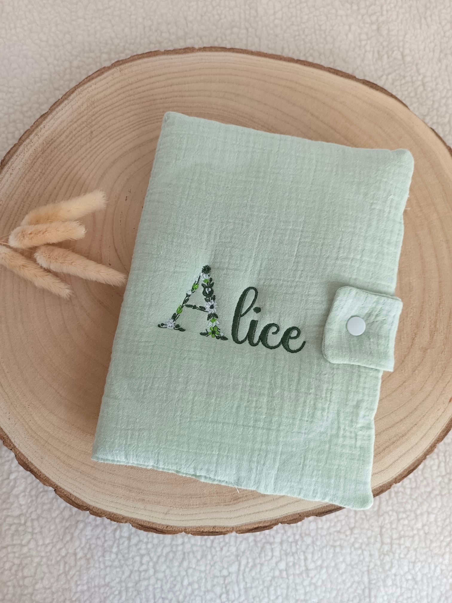 Protège carnet de santé en gaze de coton vert sauge - personnalisable -