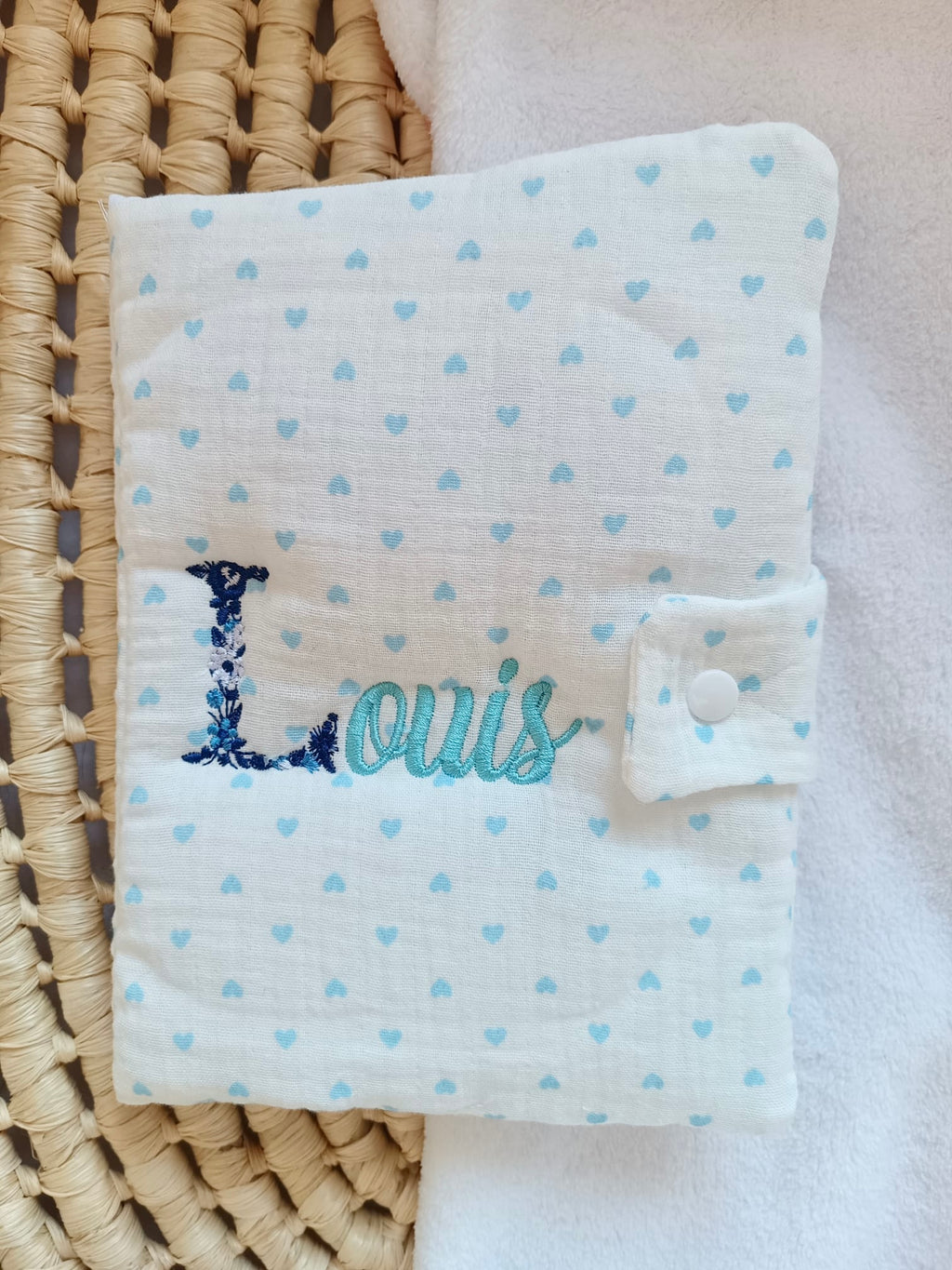 Protège carnet de santé avec cœurs bleu ciel - personnalisable -