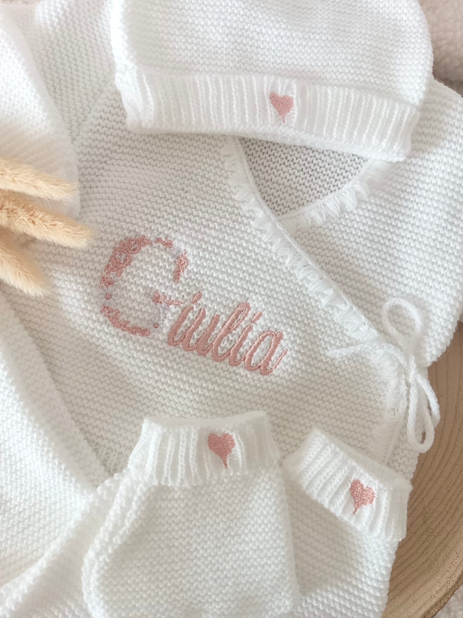 Tenue naissance blanc 0/3 mois - avec Lettre Fleuries à personnaliser + coeurs - personnalisable -