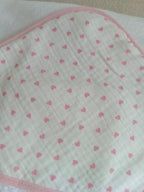 Cape de bain en gaze de coton cœurs rose - personnalisable -