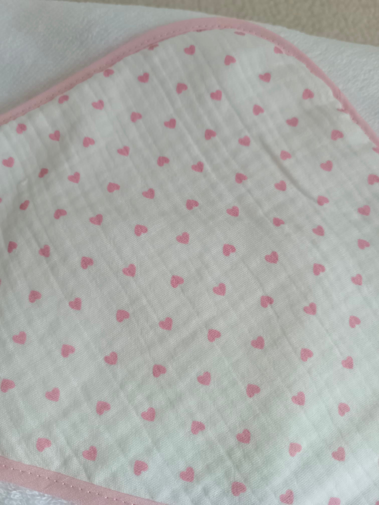 Cape de bain en gaze de coton cœurs rose - personnalisable -