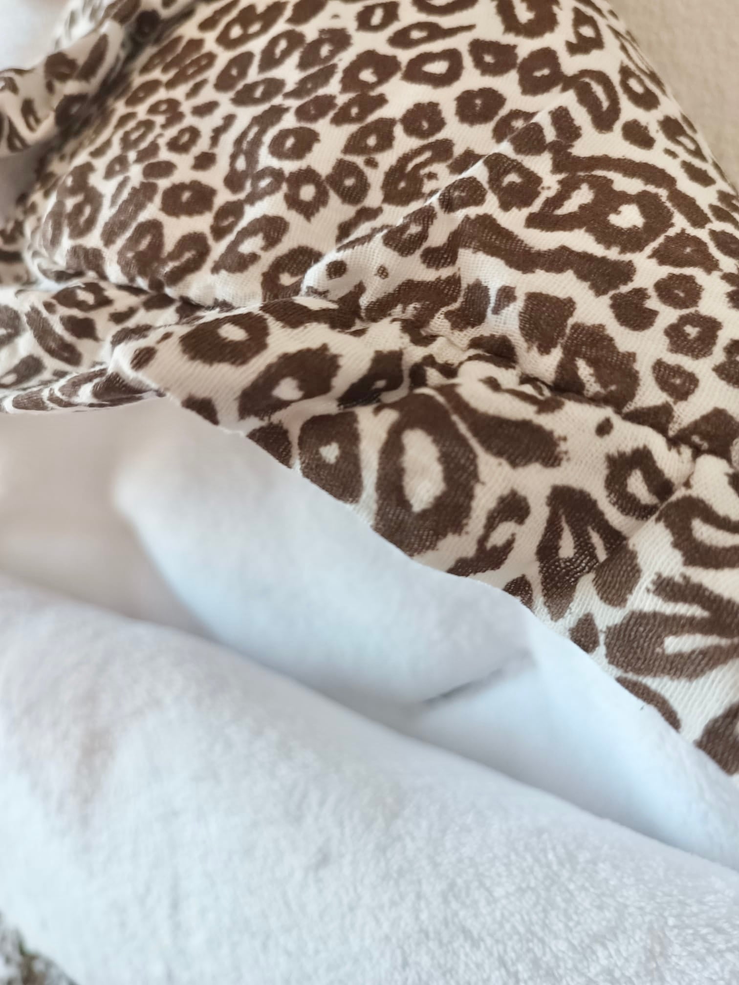 Nid d'ange en gaze de coton et polaire blanc léopard