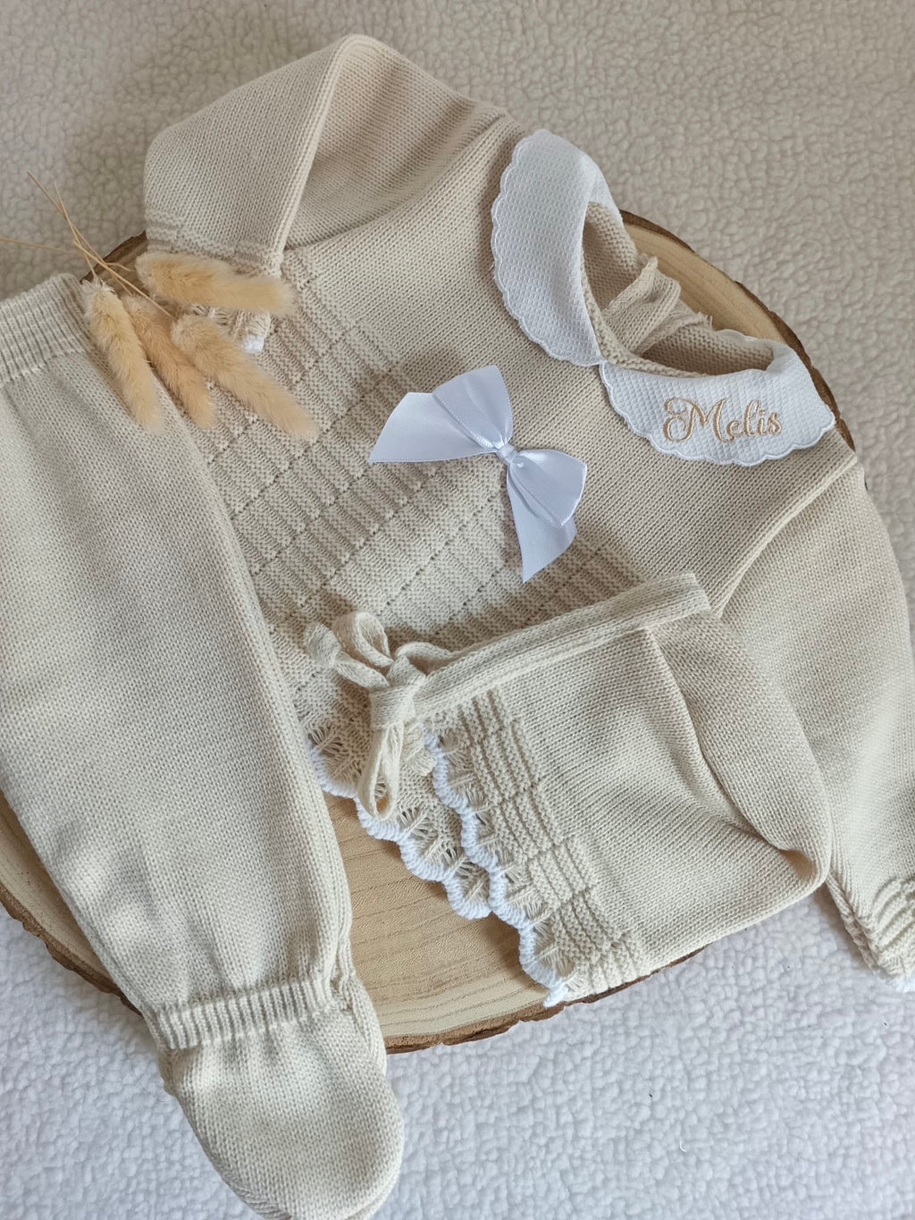 Ensemble complet beige/blanc avec noeud satiné blanc 0/3 mois