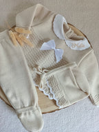 Ensemble complet beige/blanc avec noeud satiné blanc 0/3 mois