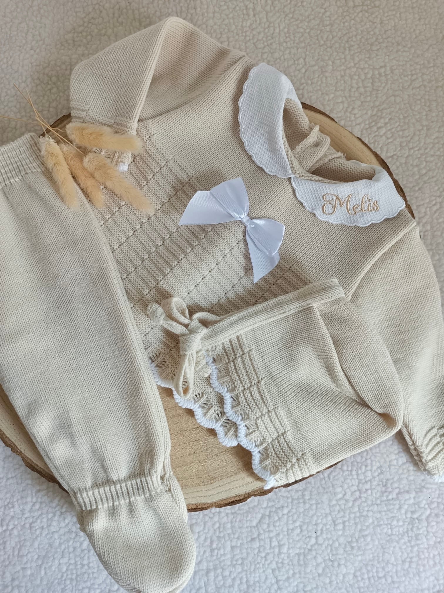 Ensemble complet beige/blanc avec noeud satiné blanc 0/3 mois