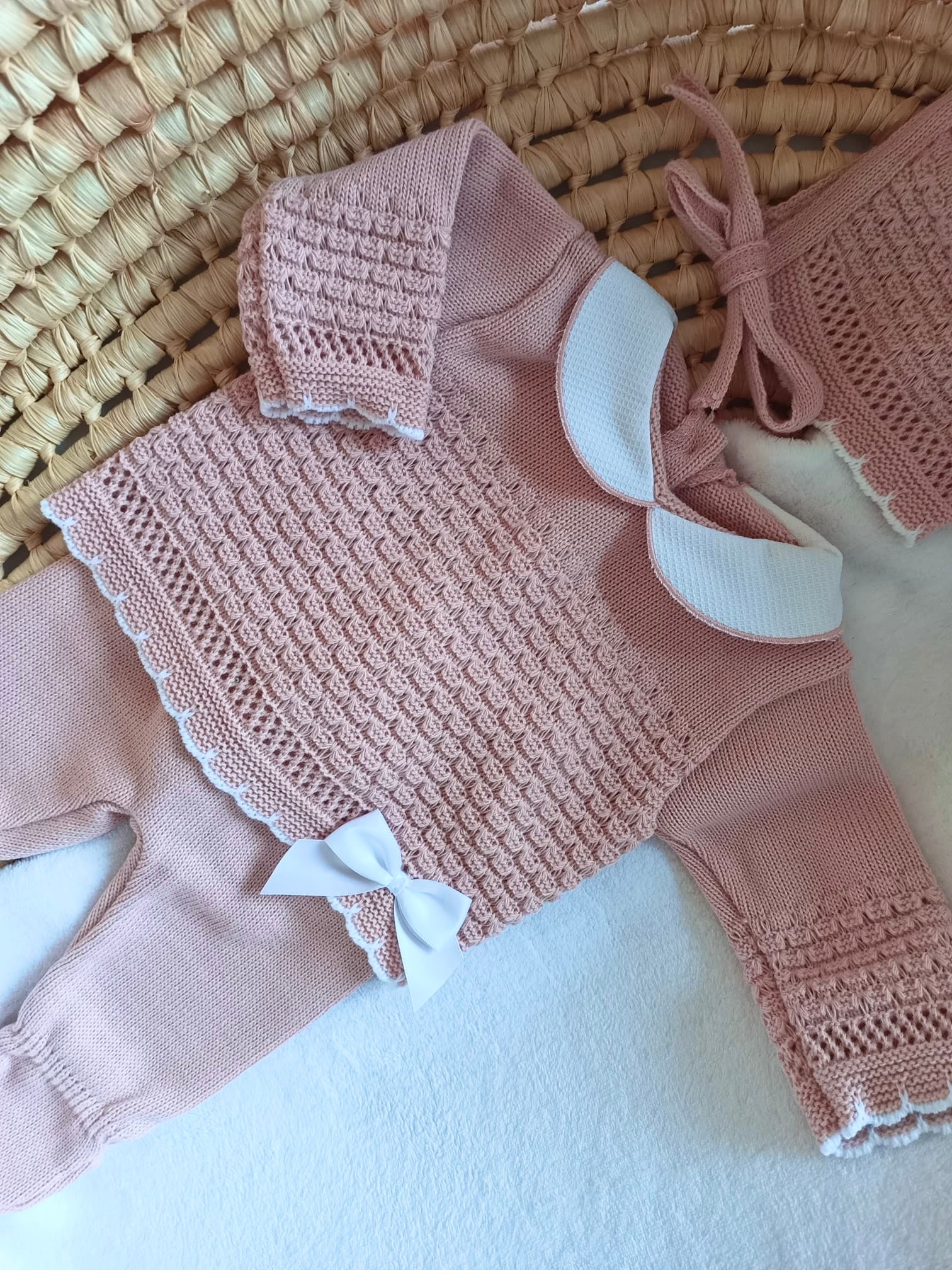 Ensemble complet naissance vieux rose avec détails noeud blanc 0/3 mois