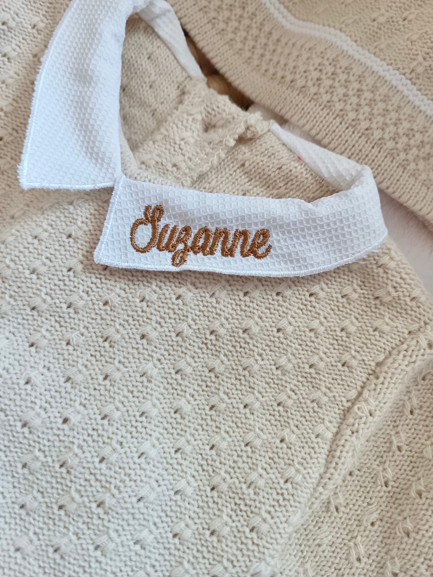 Ensemble complet beige/blanc pompons - plusieurs tailles - personnalisable -