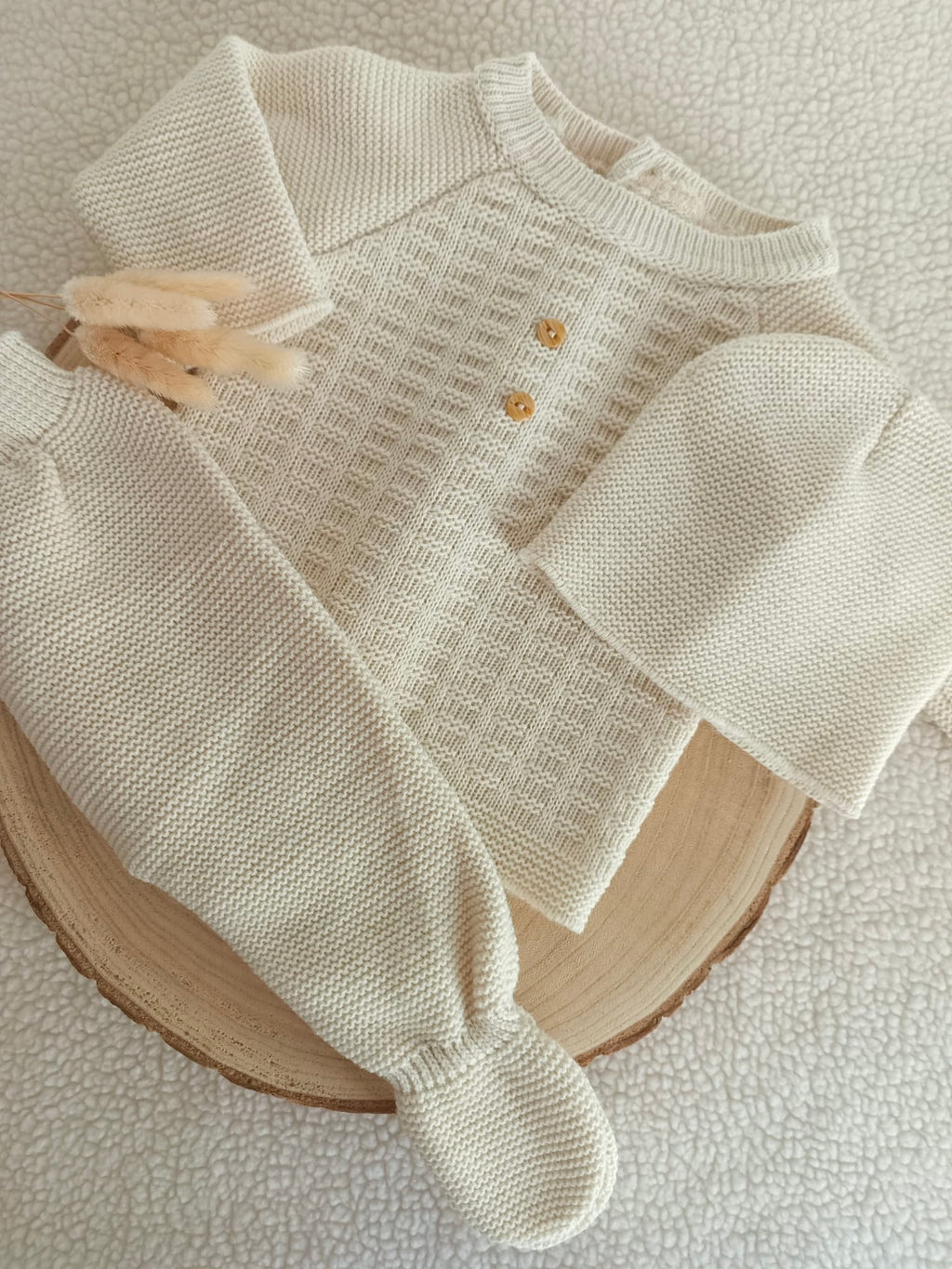 Ensemble naissance 0/3 mois en maille beige avec boutons marron - personnalisable -