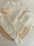Ensemble naissance 0/3 mois en maille beige avec boutons marron - personnalisable -