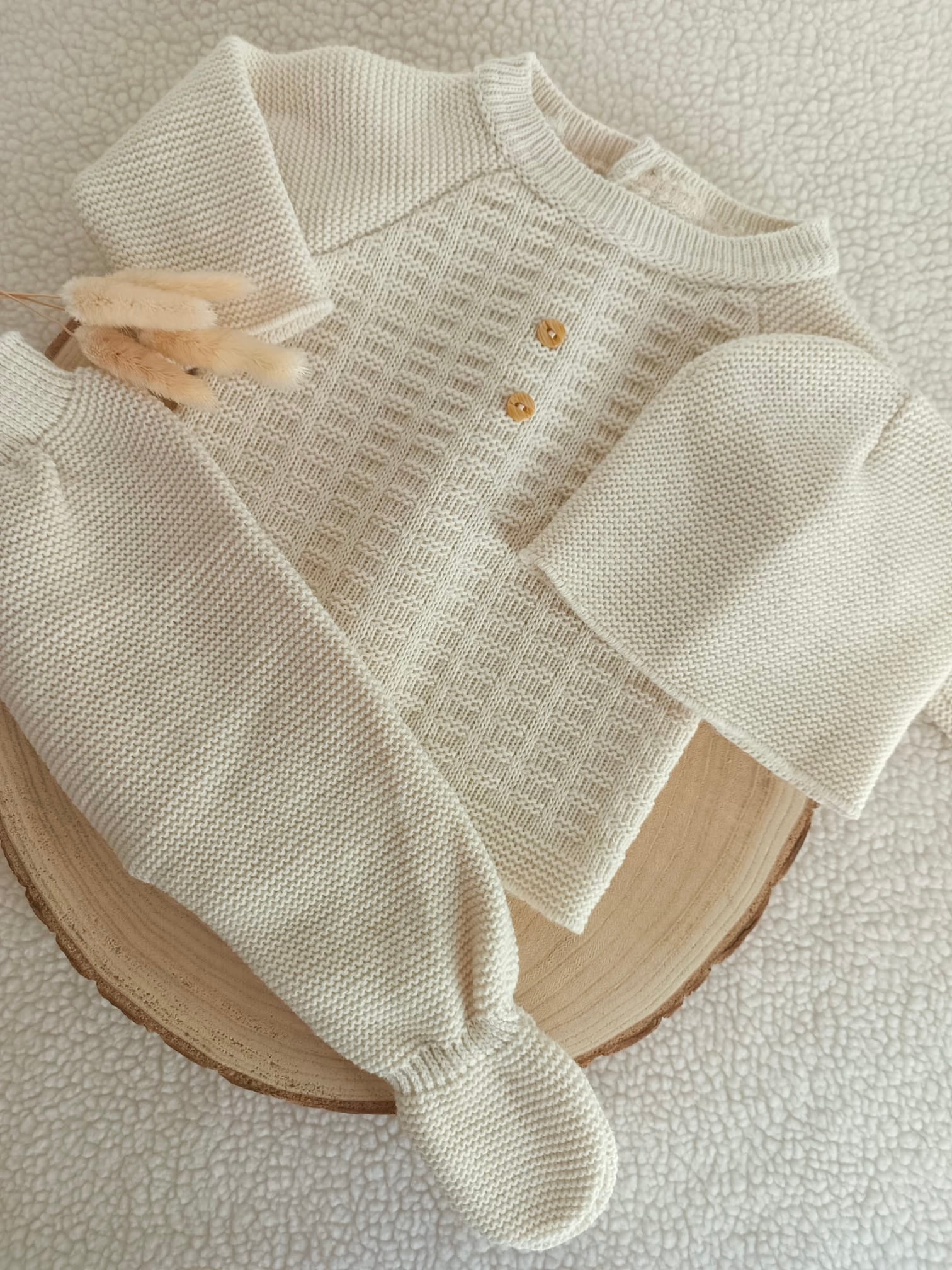 Ensemble naissance 0/3 mois en maille beige avec boutons marron - personnalisable -
