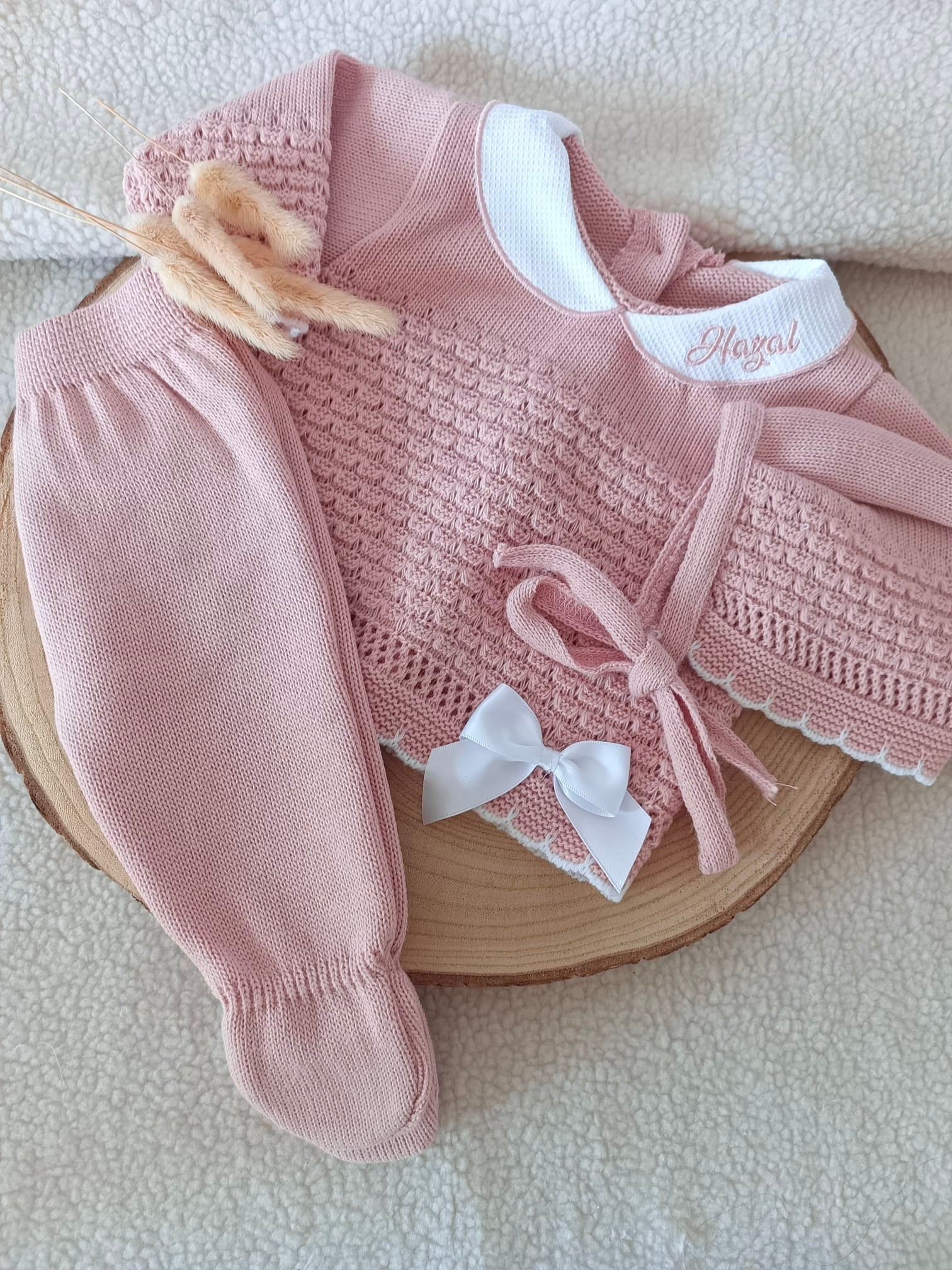 Ensemble complet naissance vieux rose avec détails noeud blanc 0/3 mois