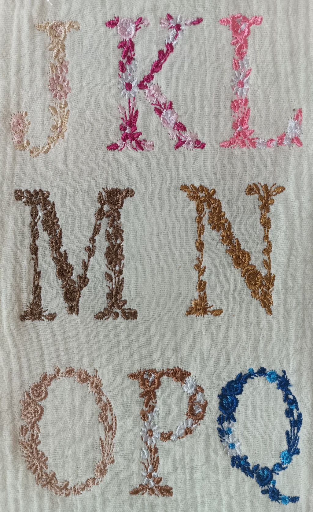 Nid d'ange en gaze de coton blanc  fleurie tons beige/marron