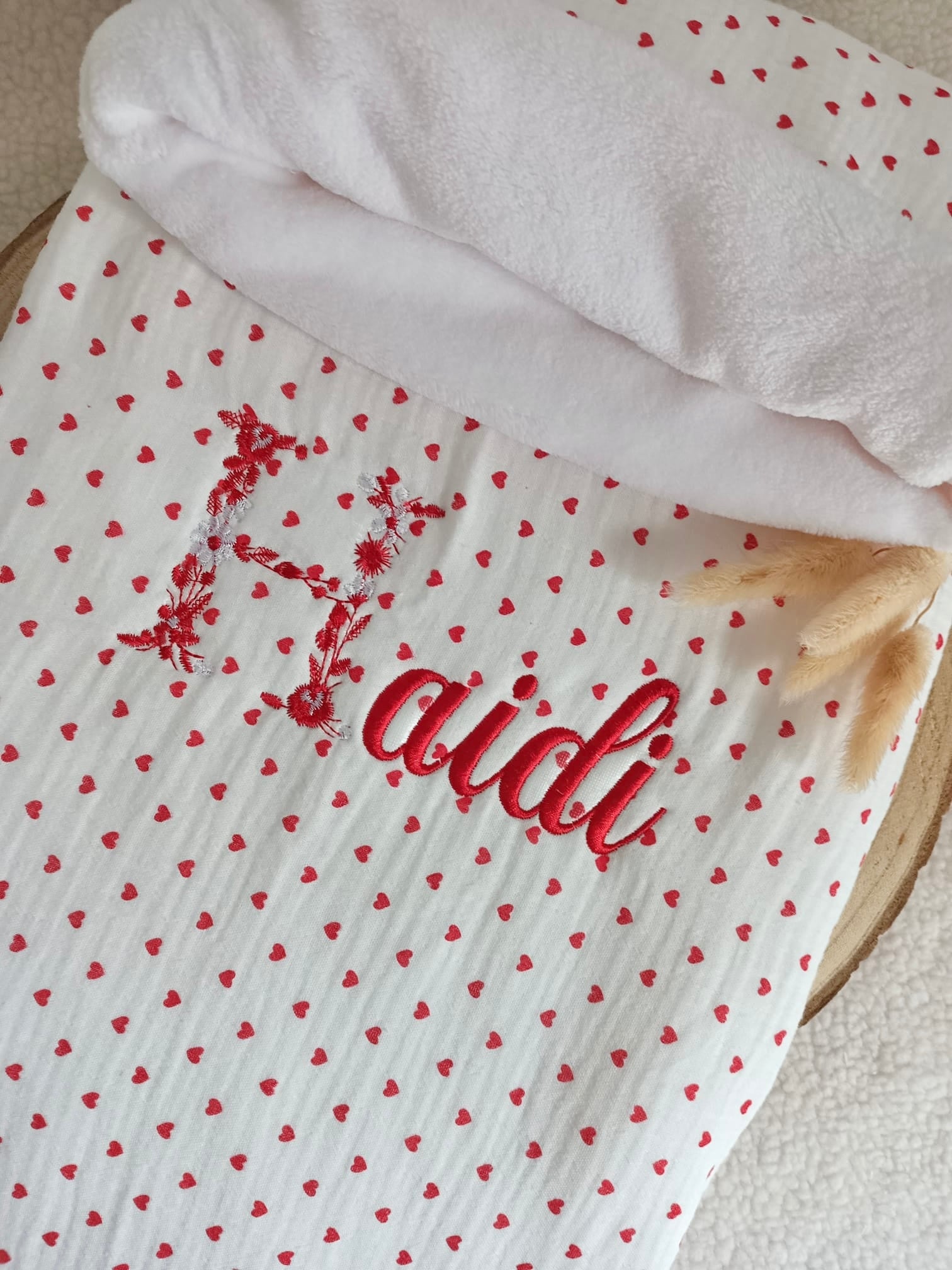 Couverture en gaze de coton blanc et polaire avec cœurs rouge - personnalisable -