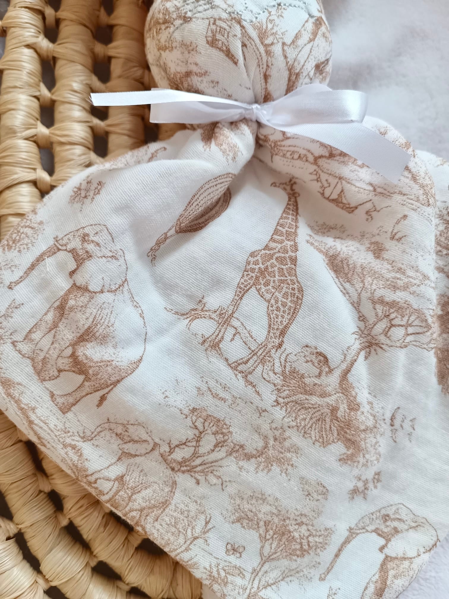 Doudou lapin en gaze de coton safari tons beige - personnalisable -