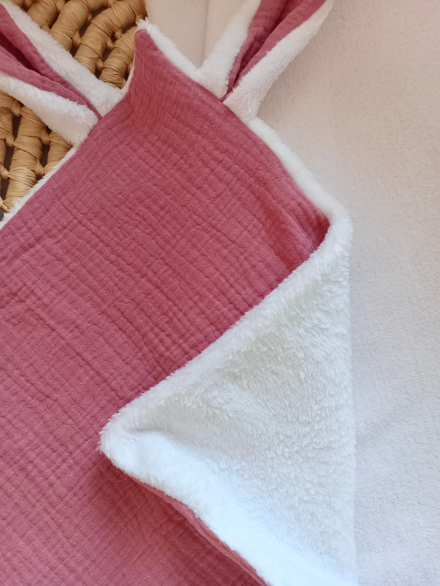 Doudou lange gaze de coton et polaire - framboise - personnalisable -