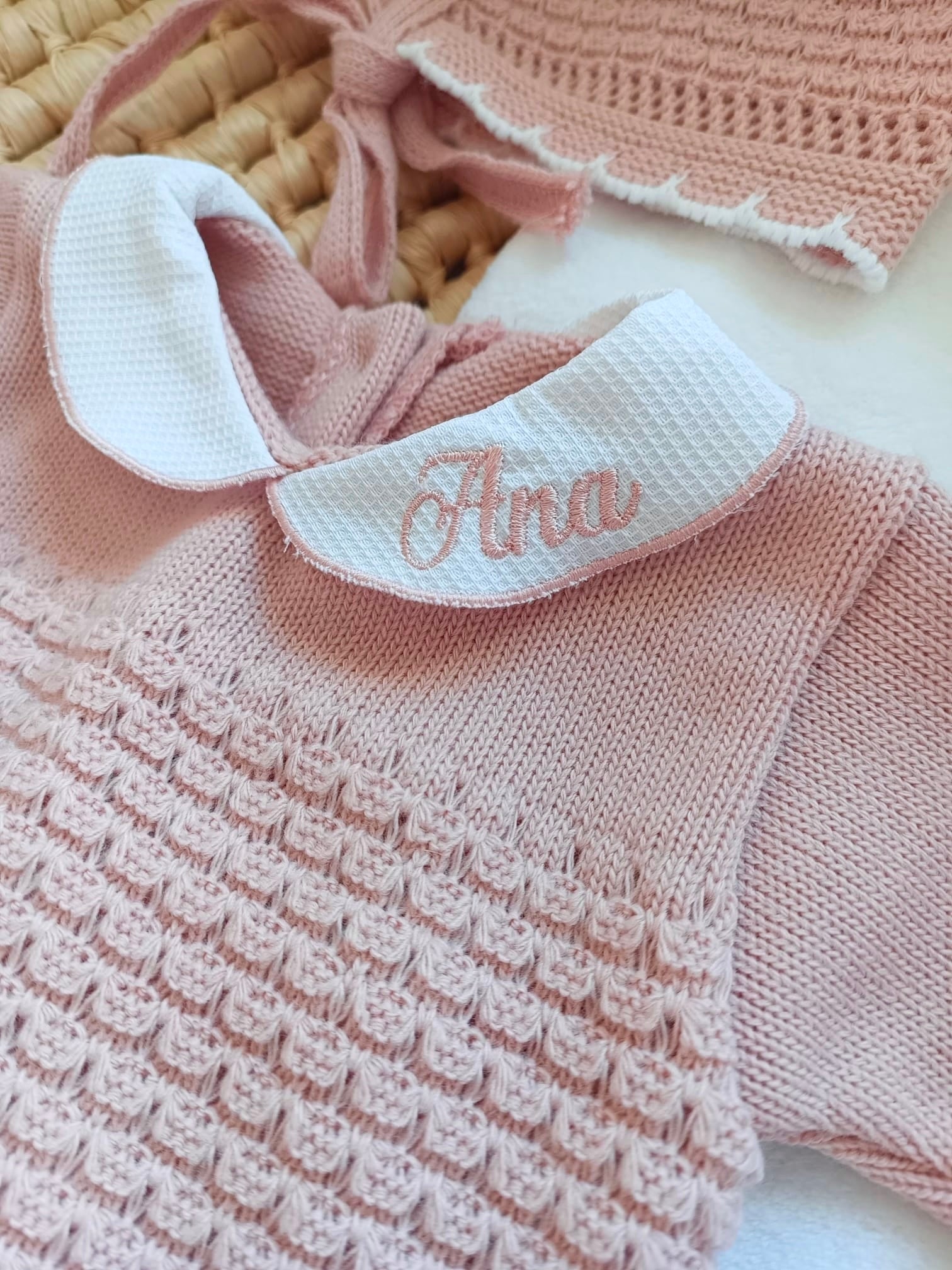 Ensemble complet naissance vieux rose avec détails noeud blanc 0/3 mois