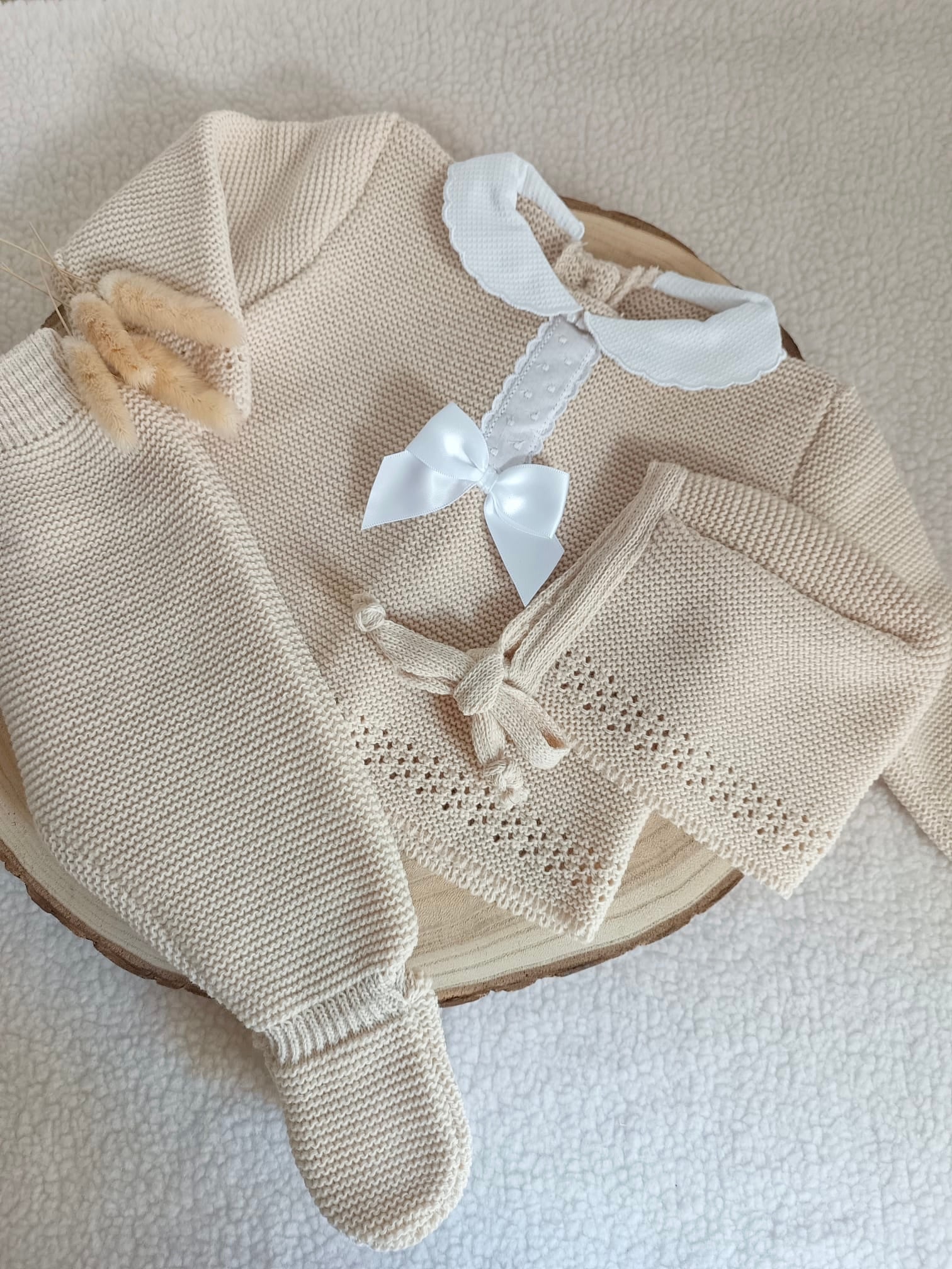 Ensemble complet naissance 0/3 mois, beige avec détails et noeud satiné blanc + dentelle