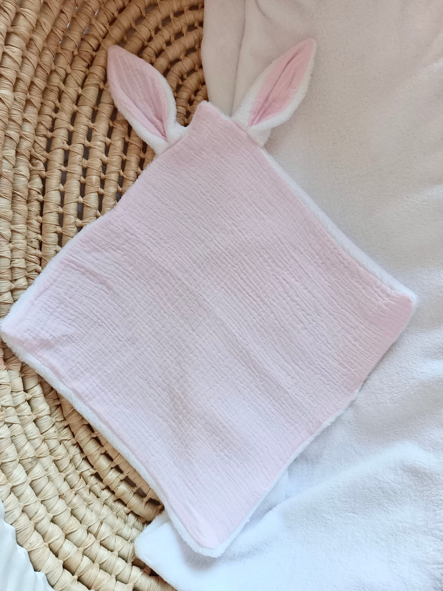 Doudou lange gaze de coton et polaire - rose - personnalisable -