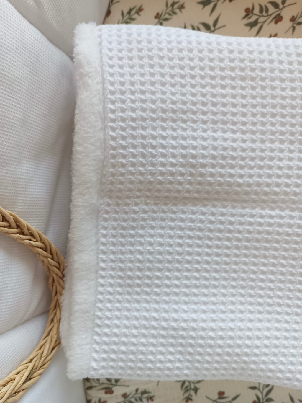 Couverture en nid d’abeille et polaire blanc - personnalisable -