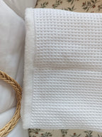Couverture en nid d’abeille et polaire blanc - personnalisable -
