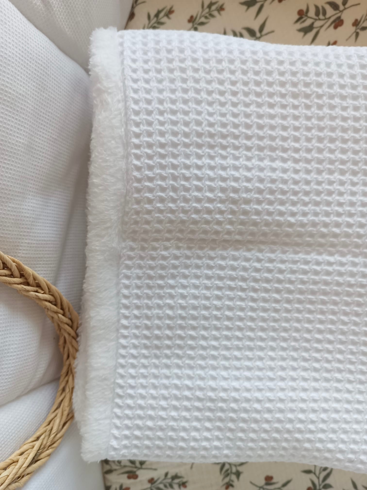 Couverture en nid d’abeille et polaire blanc - personnalisable -