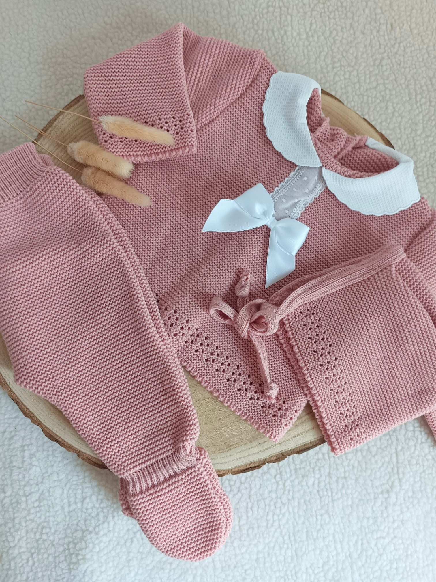 Ensemble complet naissance 0/3 mois, vieux rose avec détails et noeud satiné blanc + dentelle