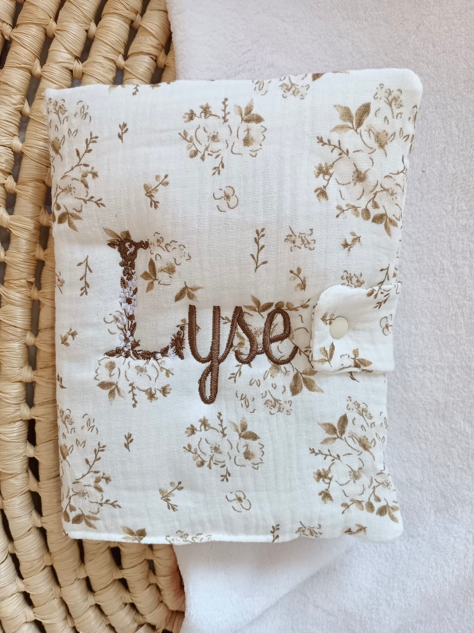 Protège carnet de santé en gaze de coton et polaire fleurs de coton tons beige/marron
