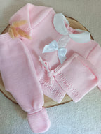 Ensemble complet naissance 0/3 mois, rose avec détails et noeud satiné blanc + dentelle