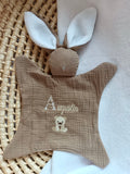 Doudou lapin avec oreilles polaire blanche en gaze de coton marron
