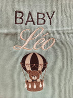 Couverture bébé personnalisée – Baby, prénom & montgolfière