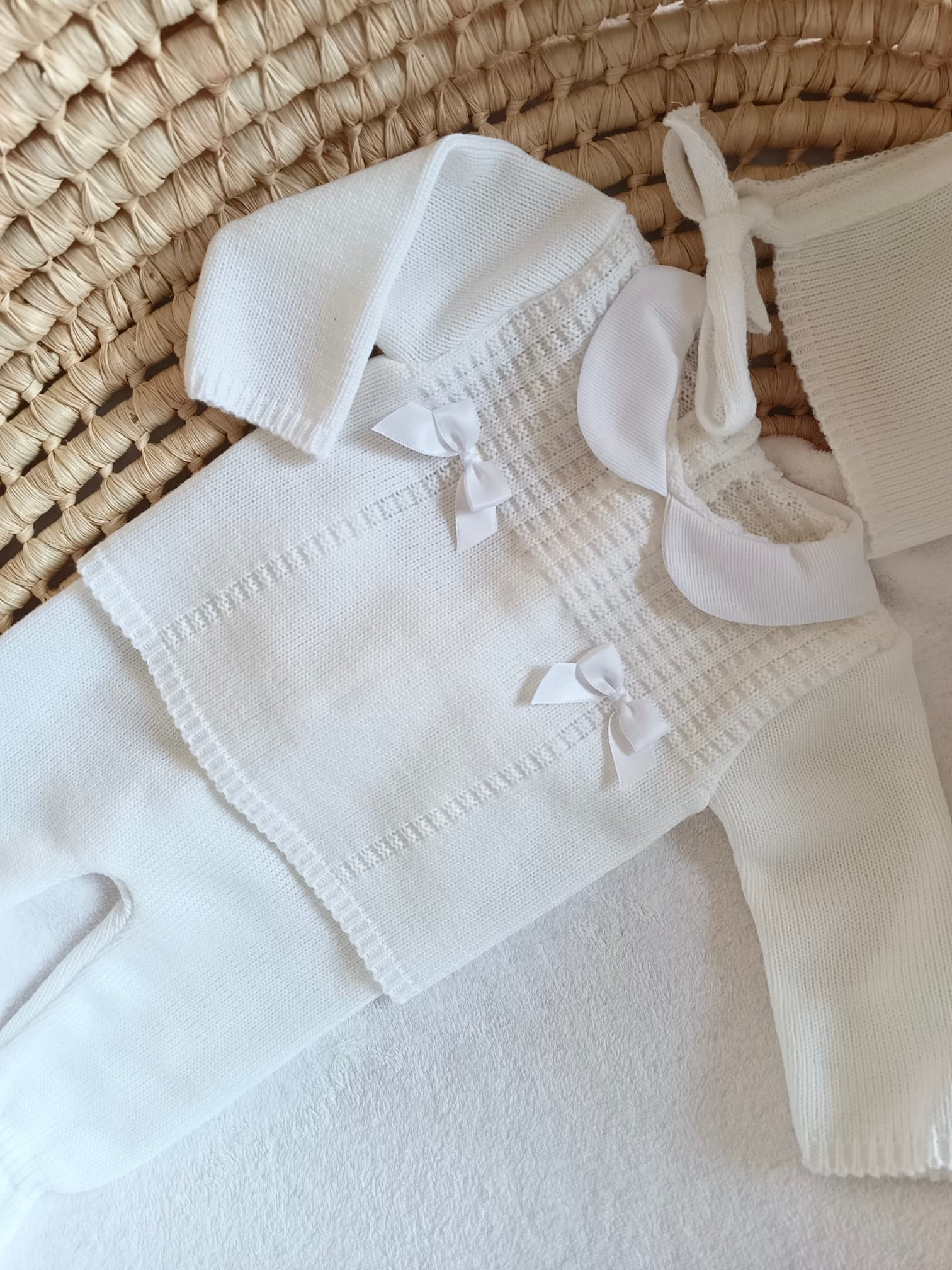Ensemble complet blanc avec 2 nœuds satiné blanc 0/3 mois